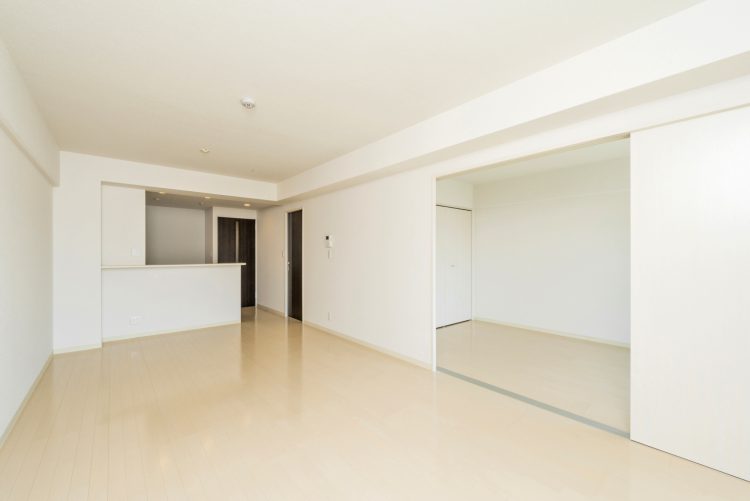 名古屋市天白区の3階建て賃貸マンションのドアの色がアクセント白を基調としたLDK＆洋室