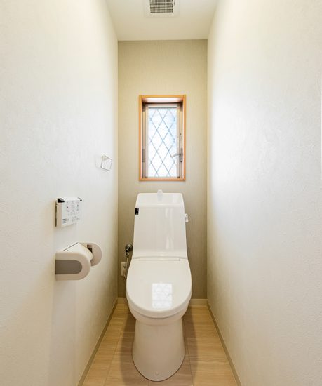 名古屋市天白区の賃貸戸建住宅の落ち着いた雰囲気の窓付きのトイレ