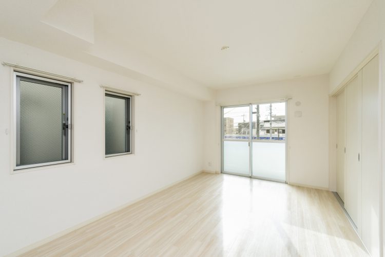 名古屋市熱田区の全室角部屋3階建て賃貸マンションのシンプルなデザインのリビングダイニング