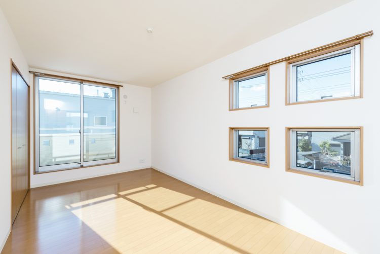 名古屋市名東区の戸建賃貸住宅の4つの窓がおしゃれな洋室の写真
