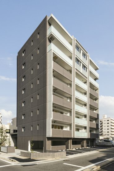 名古屋市名東区の賃貸マンションの建物前に平置き駐車場