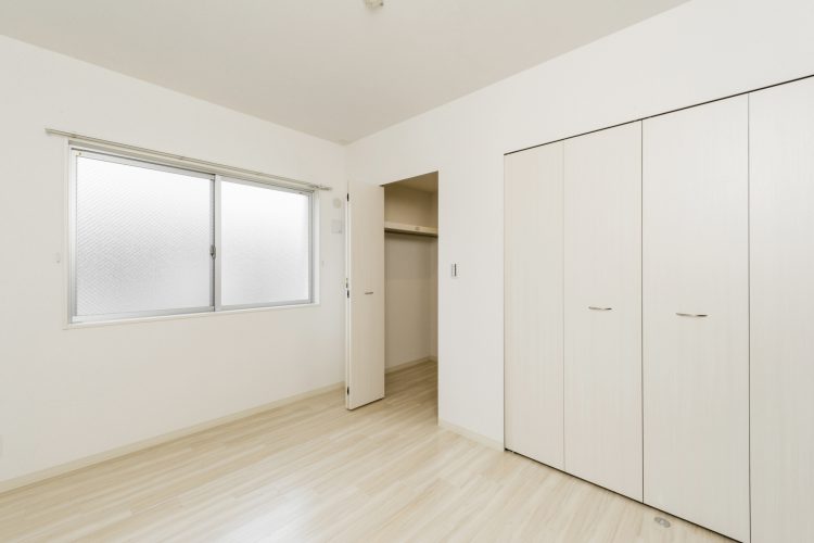 名古屋市熱田区の全室角部屋3階建て賃貸マンションのナチュラルカラーのクローゼット付洋室