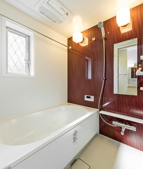 名古屋市天白区の賃貸戸建住宅の窓付きの広々としたバスルーム