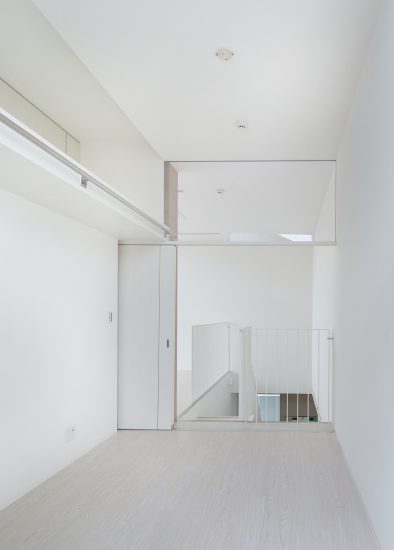 名古屋市天白区の賃貸マンションの白で統一された収納付きの2階洋室