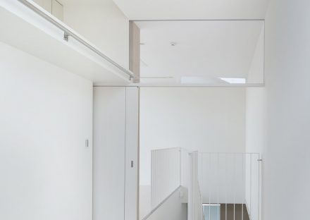 名古屋市天白区の賃貸マンションの白で統一された収納付きの2階洋室