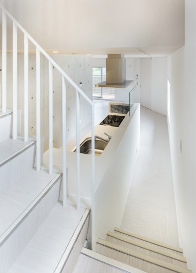 名古屋市天白区の賃貸マンションのキッチン横にスタイリッシュな白色のリビング階段