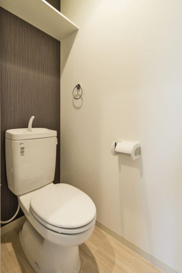 名古屋市東区の賃貸マンションの棚付きのシンプルなトイレ