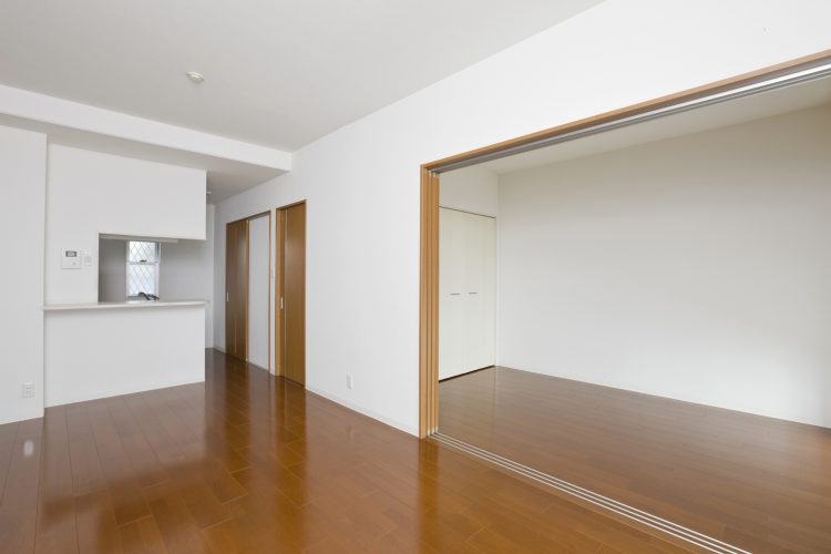 名古屋市天白区の２階建て賃貸マンションのフローリングとドアの色を揃えたLDK+洋室