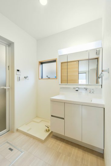 名古屋市名東区のメゾネット賃貸アパートの白を基調とした窓付き洗面室