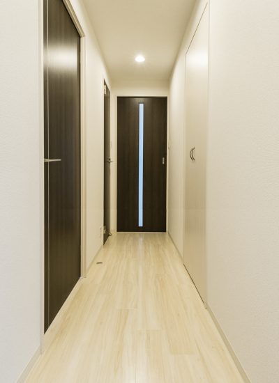 名古屋市熱田区の全室角部屋3階建て賃貸マンションのモノトーンの廊下