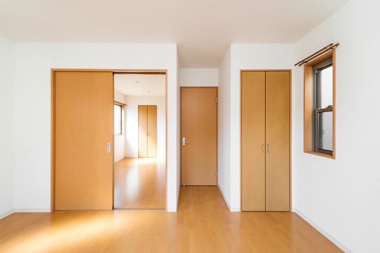名古屋市天白区の賃貸戸建住宅のナチュラルスタイルの収納付き洋室