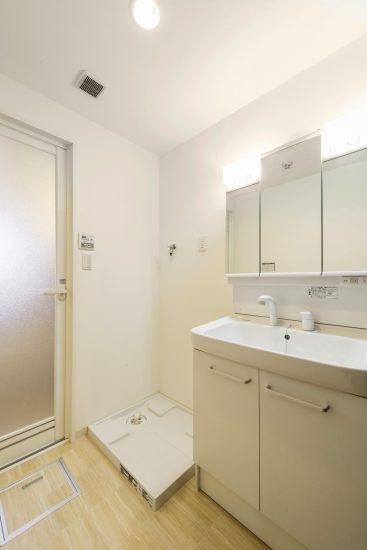 名古屋市天白区の3階建て賃貸マンションの清潔感ある白の洗面室