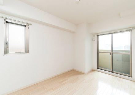 名古屋市東区の賃貸マンションの明るい洋室