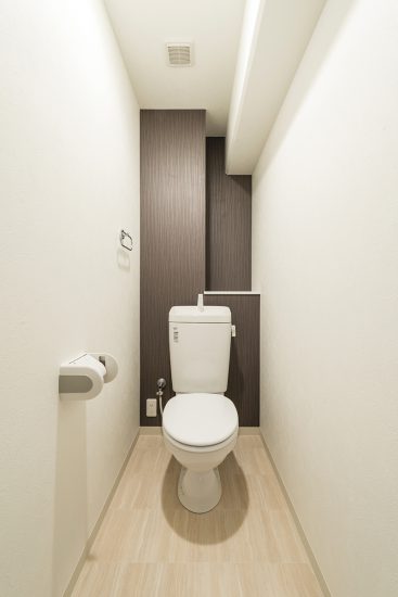 名古屋市名東区の賃貸マンションの壁の一部が棚のトイレ