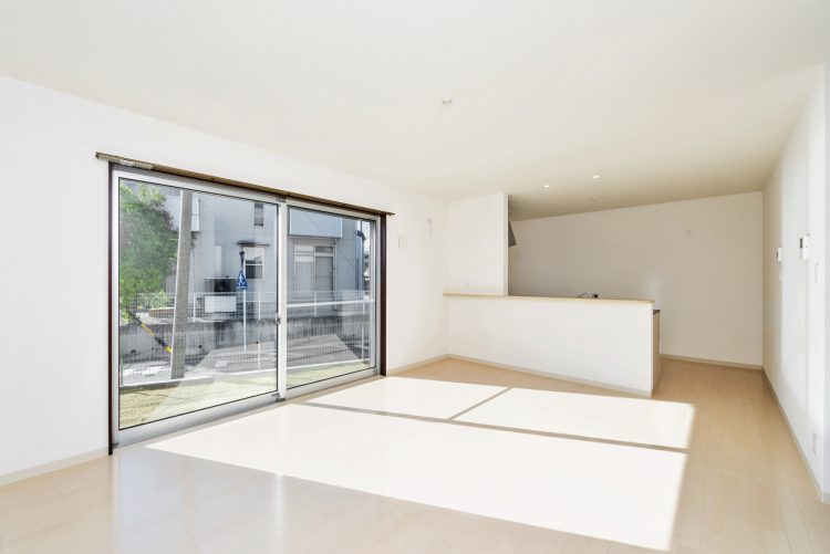 名古屋市名東区の戸建賃貸住宅の大きな窓のある白を基調としたLDK