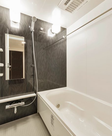 名古屋市名東区の賃貸マンションの浴室乾燥付きのゆったりとしたバスルーム