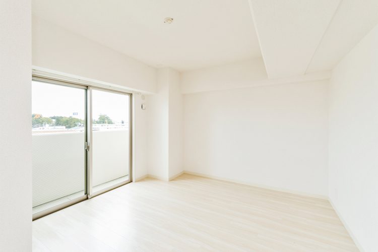 名古屋市名東区の賃貸マンションのベランダの内側も部屋も白で統一された洋室