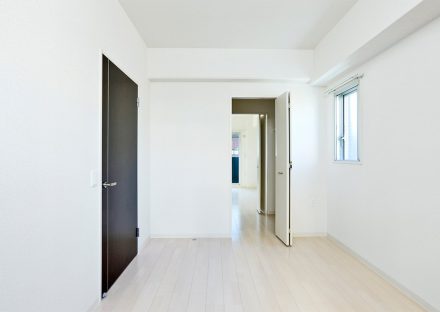 名古屋市名東区の賃貸マンションの真っ白な壁の洋室