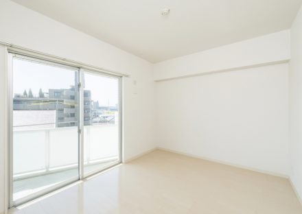 名古屋市天白区の3階建て賃貸マンションのベランダの付いた明るい収納付き洋室