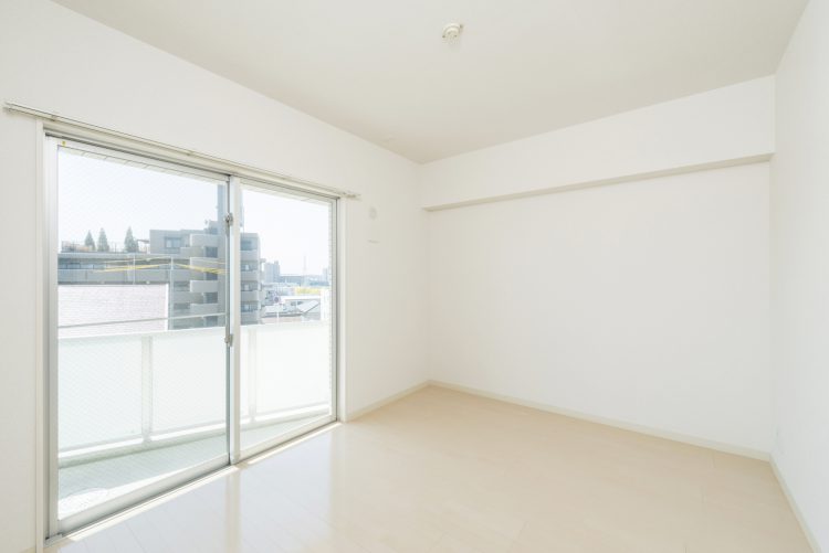 名古屋市天白区の3階建て賃貸マンションのベランダの付いた明るい収納付き洋室