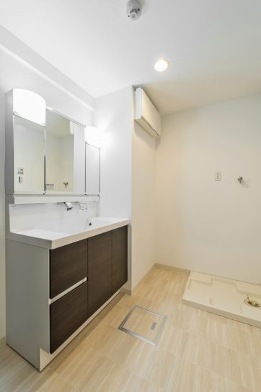 名古屋名東区の賃貸マンションの木目調のドアの洗面室