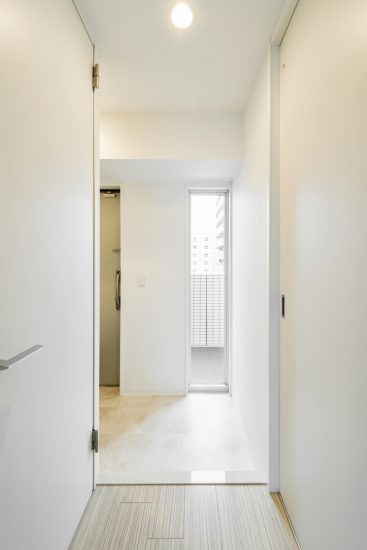 名古屋市西区の賃貸マンションの白で統一されたデザインの玄関