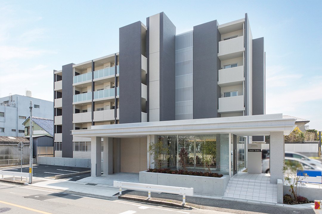 名古屋市名東区の賃貸マンションの広いエントランスが特徴の外観デザイン