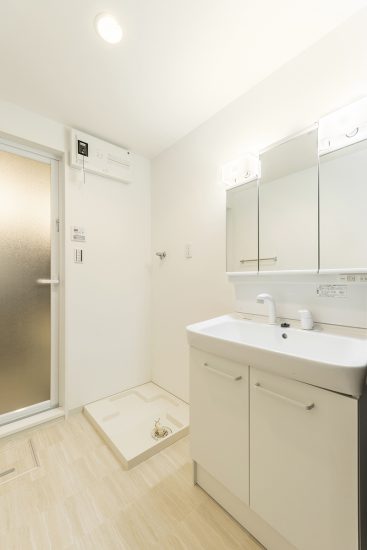 名古屋市名東区の賃貸マンションの白でそろえた洗面室