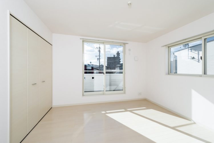 名古屋市名東区の戸建賃貸住宅の白色の収納付きの2階洋室