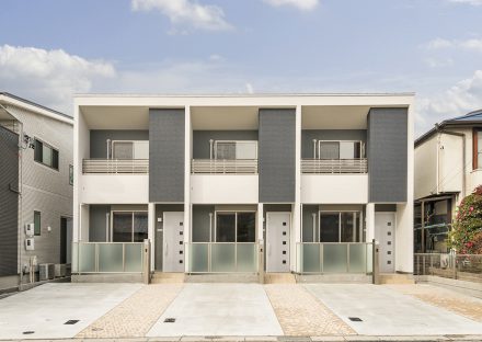 愛知県長久手市のメゾネット賃貸アパートのスクエアで構成されたデザインの建物&駐車場