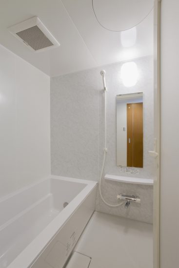 名古屋市天白区の２階建て賃貸マンションの白で統一されたゆったりバスルーム