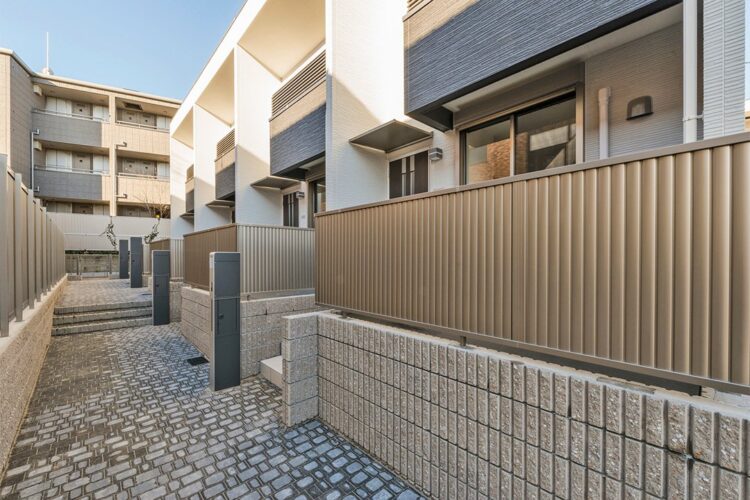名古屋市名東区のメゾネット賃貸アパートのレンガ風のおしゃれな玄関アプローチ