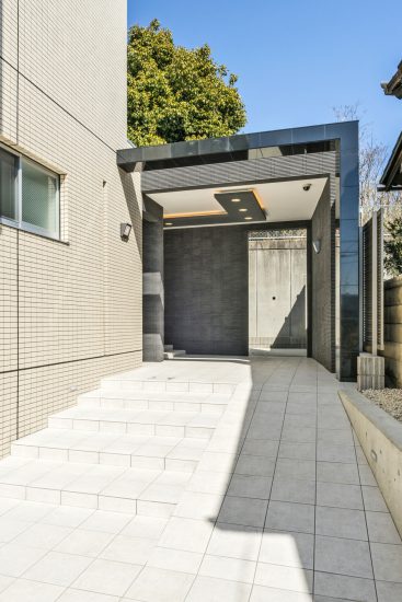 名古屋市天白区の3階建て賃貸マンションの階段とスロープのあるアプローチ