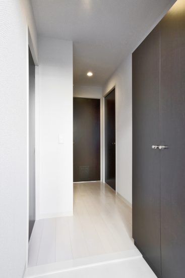 名古屋市名東区の賃貸マンションのドアの色がアクセントの収納付きの玄関ホール