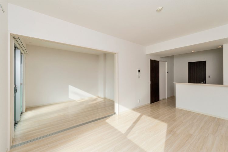 名古屋市熱田区の全室角部屋3階建て賃貸マンションのドアの色がアクセントカラーのリビングダイニング＆洋室