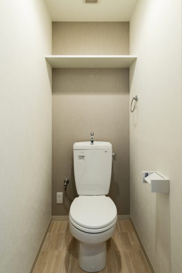 名古屋市天白区の3階建て賃貸マンションのナチュラルカラーの棚付きトイレ