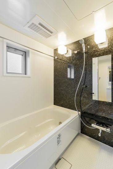 名古屋市熱田区の全室角部屋3階建て賃貸マンションの高級感ある壁のゆったりとしたバスルーム