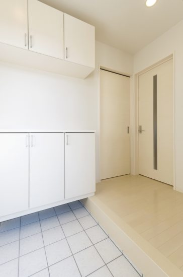 名古屋市名東区の戸建賃貸住宅の白色の容量の多いシューズボックス付の玄関ホール