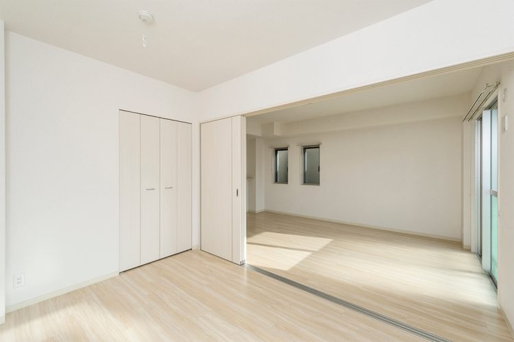 名古屋市熱田区の全室角部屋3階建て賃貸マンションのナチュラルカラーの洋室＆リビングダイニング