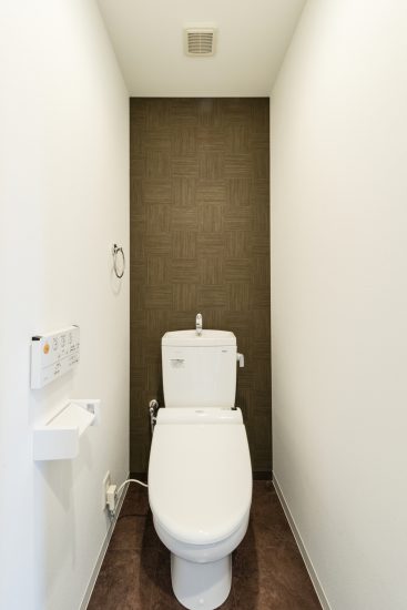 名古屋市西区の賃貸マンションのアクセントクロスがおしゃれなトイレ