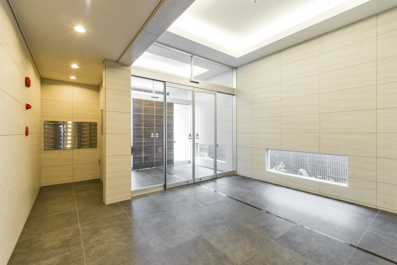 名古屋市名東区の賃貸マンションの間接照明と地窓で明るいエントランスホール