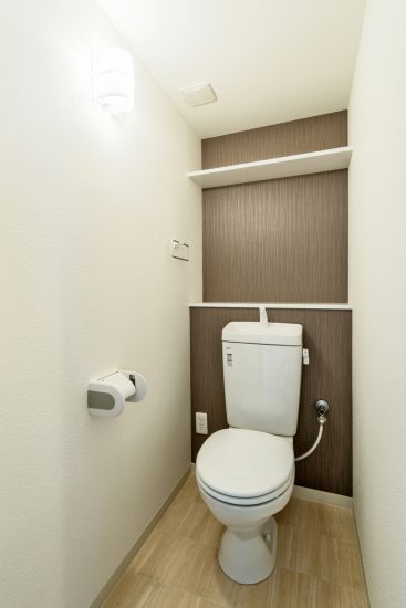 名古屋市名東区の賃貸マンションの2段の棚付きトイレ