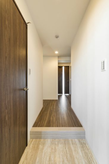 名古屋市名東区の賃貸マンションのドアのスリットから光が入る玄関ホール