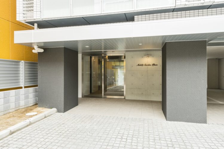 名古屋市西区の賃貸マンションの2本の柱がアクセントのモダンなデザインのエントランス