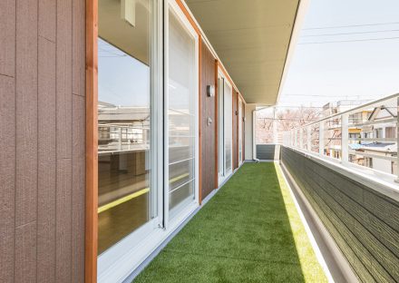 名古屋市西区の保育施設の広い人工芝のバルコニー