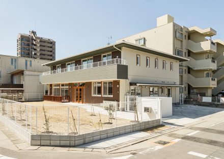 名古屋市西区の約160坪の土地のバルコニーと広い園庭と駐車場のある保育園外観デザイン