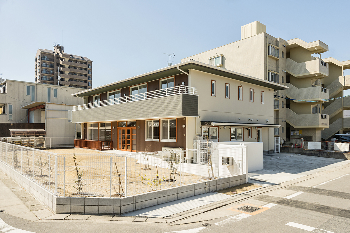 名古屋市西区の保育施設の広い園庭　周りには植栽