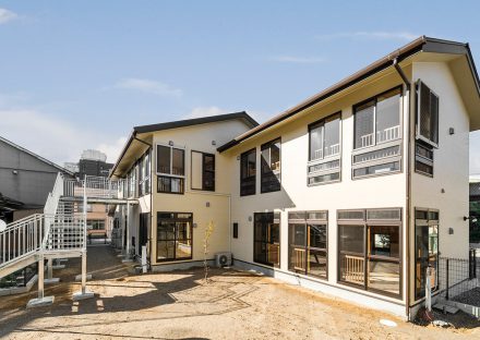 名古屋市千種区の約180坪の窓が多い外観デザインの保育園