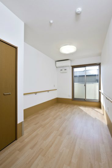 名古屋市西区の介護施設のエアコン、手すり付の居室