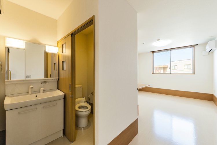 名古屋市天白区の介護施設の居室の扉の付いたトイレと洗面